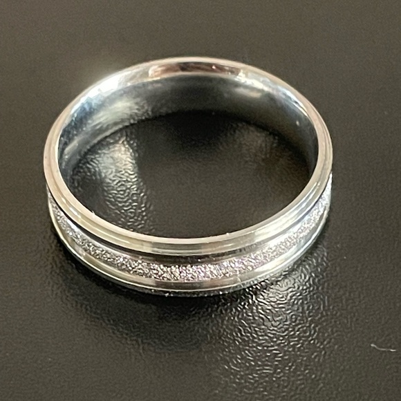 6mm silver frosted ring size 10 - Picture 7 of 8
